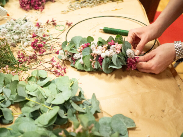 Blumiger gemischter Kranz – Bild 3