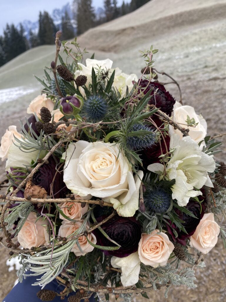 Eleganter Brautstrauß für Hochzeit in Kitzbühel mit saisonalen Blumen