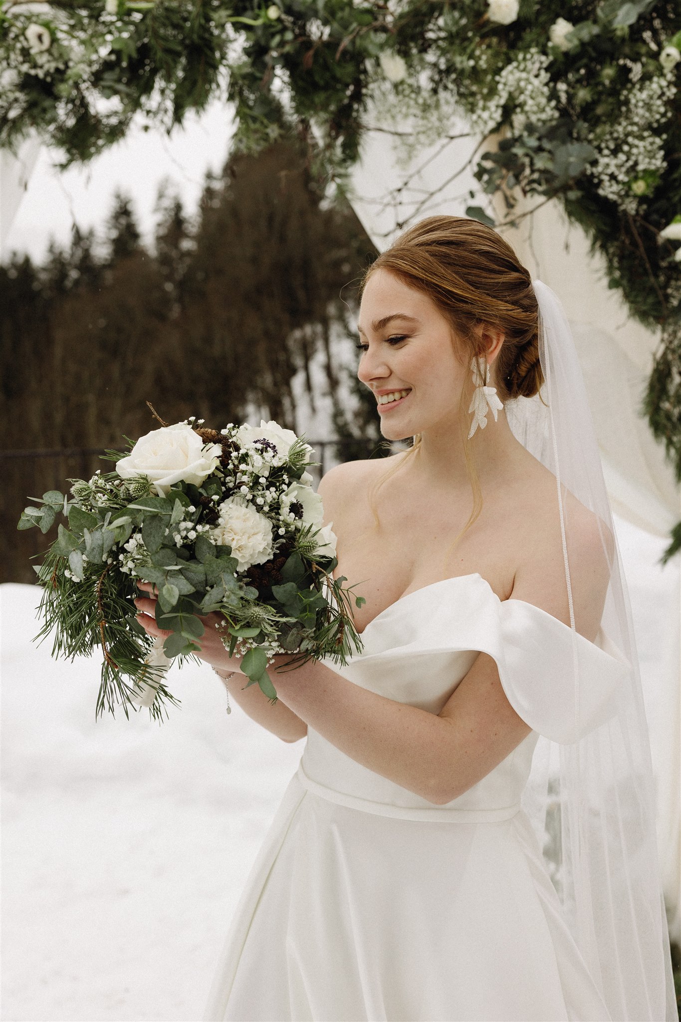 Elegant white winter wedding florals in Kitzbühel, Austria