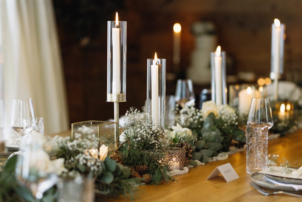 Romantische Tischfloristik für Hochzeit in Tirol