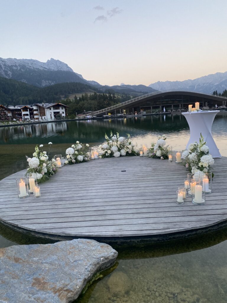 An unforgettable romantic proposal, surrounded by flowers and the breathtaking Austrian Alps. Krallerhof Leogang Salzburg Tyrol, Marriage Proposal Kitzbühel als wichtigstes Keyword, danach Marriage Proposal Flowers Kitzbühel, Proposal Flowers Kitzbühel, Marriage Proposal Salzburg und Marriage Proposal Austrian Alps.